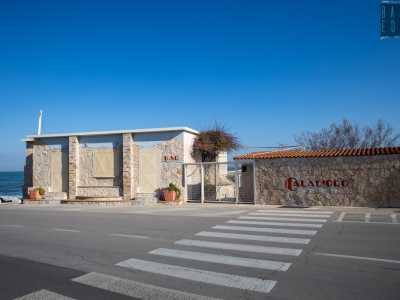 Per visitare Santo Spiriticchio partiamo dall�ingresso del Lido Cala d�Oro, sorto intorno agli anni 70